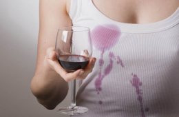 Как удалить пятно от красного вина в домашних условиях?