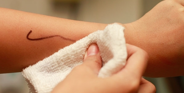 Как отмыть фломастер с кожи рук