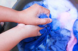 Как правильно стирать одежду вручную?