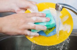 Как выбрать эффективное и безопасное средство для мытья посуды?